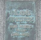Табличка на памятнике Джорджу Армитстеду на латышском языке