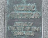 Табличка на памятнике Джорджу Армитстеду на английском языке