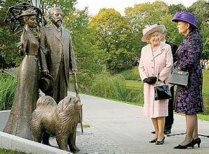 Королева Великобритании Елизавета II и президент Латвии Вайра Вике-Фрейберга у нового памятника.