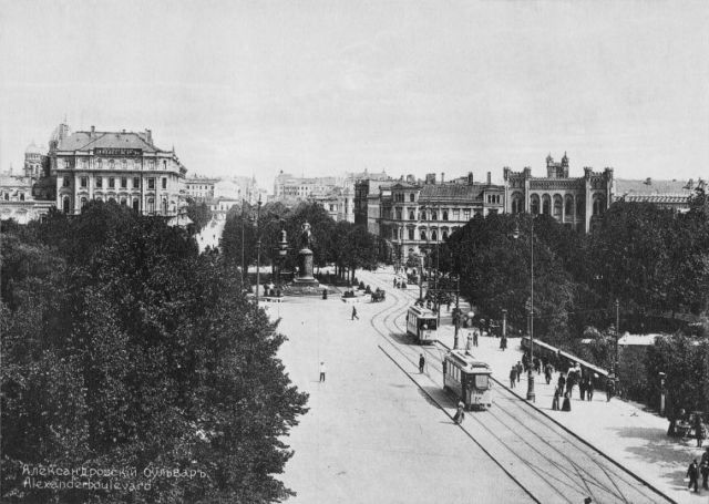 Александровский бульвар, памятник Петру Первому (фотография 1900-х годов)